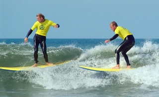 Enjoy surfing with friends